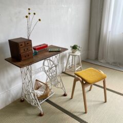 黄色いモケットが可愛い秋田木工のNo.202スツール