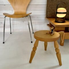 サイドテーブルや花台にもなるミルクスツール