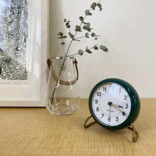 ARNE JACOBSEN アルネ ヤコブセン TABLE CLOCK STATION/CITY HALL 43677が入荷しました。