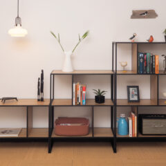 北欧おしゃれなオークの棚板と組み合わされた黒のスチールフレーム