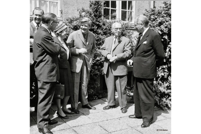 デンマーク近代家具の父と称されるコーア・クリントが監修を担い、初代にボーエ・モーエンセン、2代目にポール・M・ヴォルタが代表を務めました。日本でも有名なハンス・J・ウェグナーやアルネ・ヤコブセンなど名だたるデザイナーがプロジェクトメンバーに名を連ね、数々の名作を世に送り出し、それらはその後に生まれたデンマーク家具の模範となって、今日私たちが目にする数々のデンマークデザインが誕生したのです。