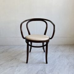 曲木家具 秋田木工 508-OU ダイニングチェアは、満足度99%、座り心地が良く、女性でもらくらく片手で移動が可能。